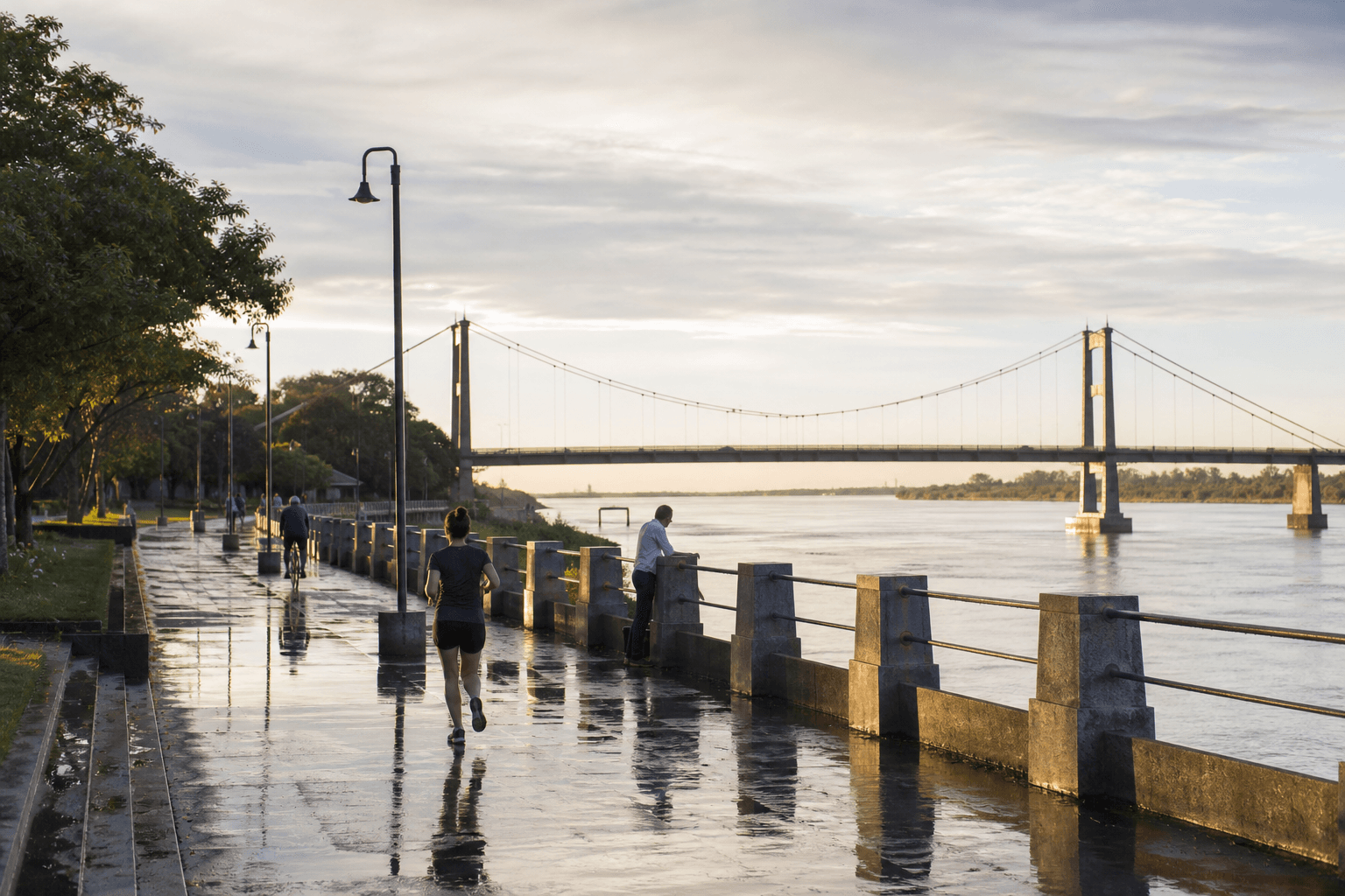 Personas recorren la Costanera de Santa Fe después de la lluvia